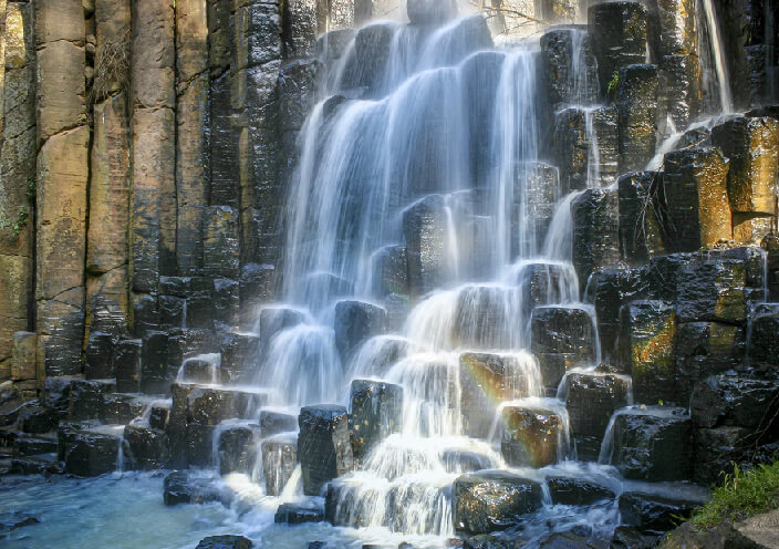 Cascadas y grutas